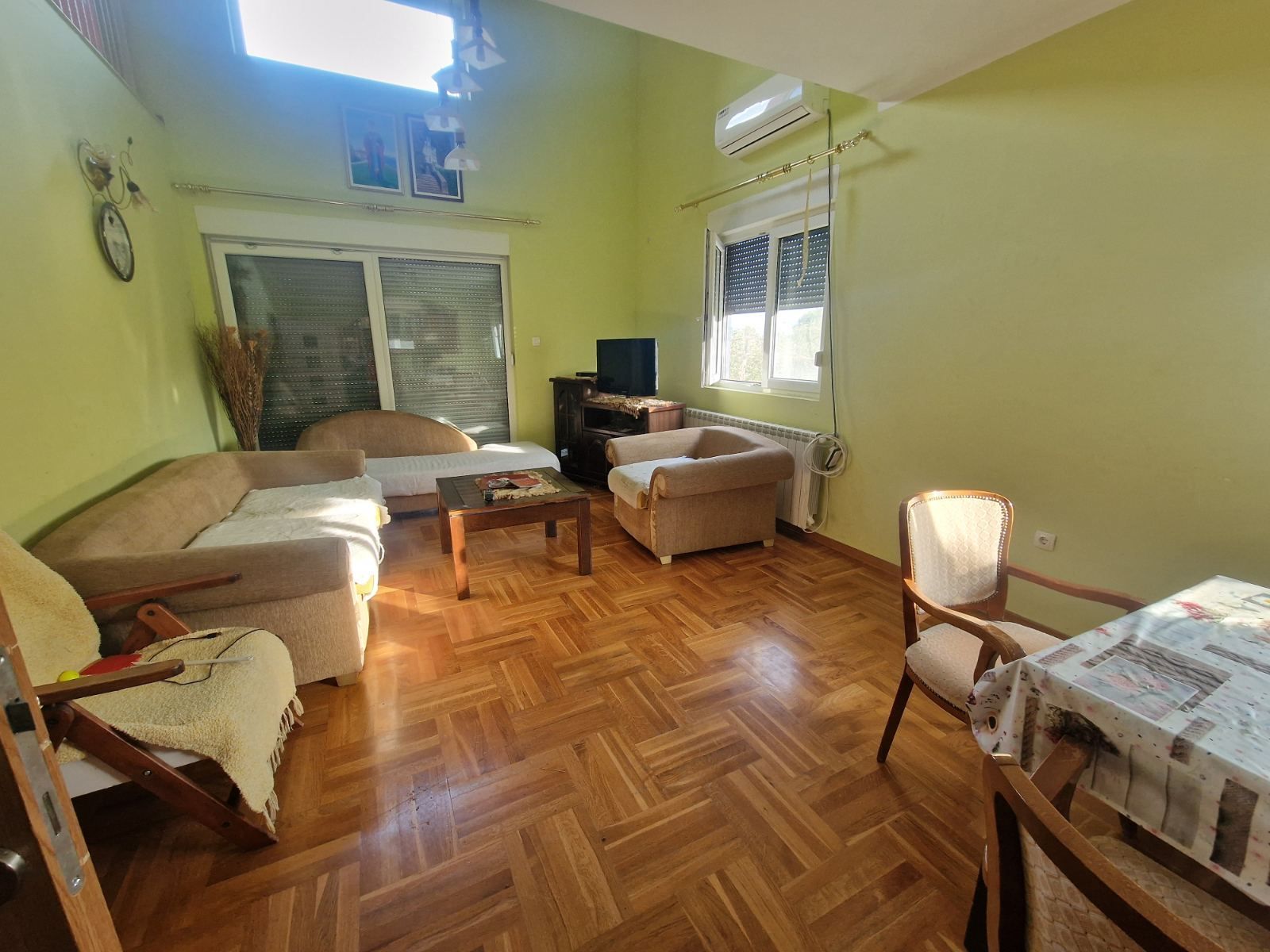 amforaproperty.com/Prostrana dvospratna kuća 240m² na placu od 3500m² u blizini Danilovgrada