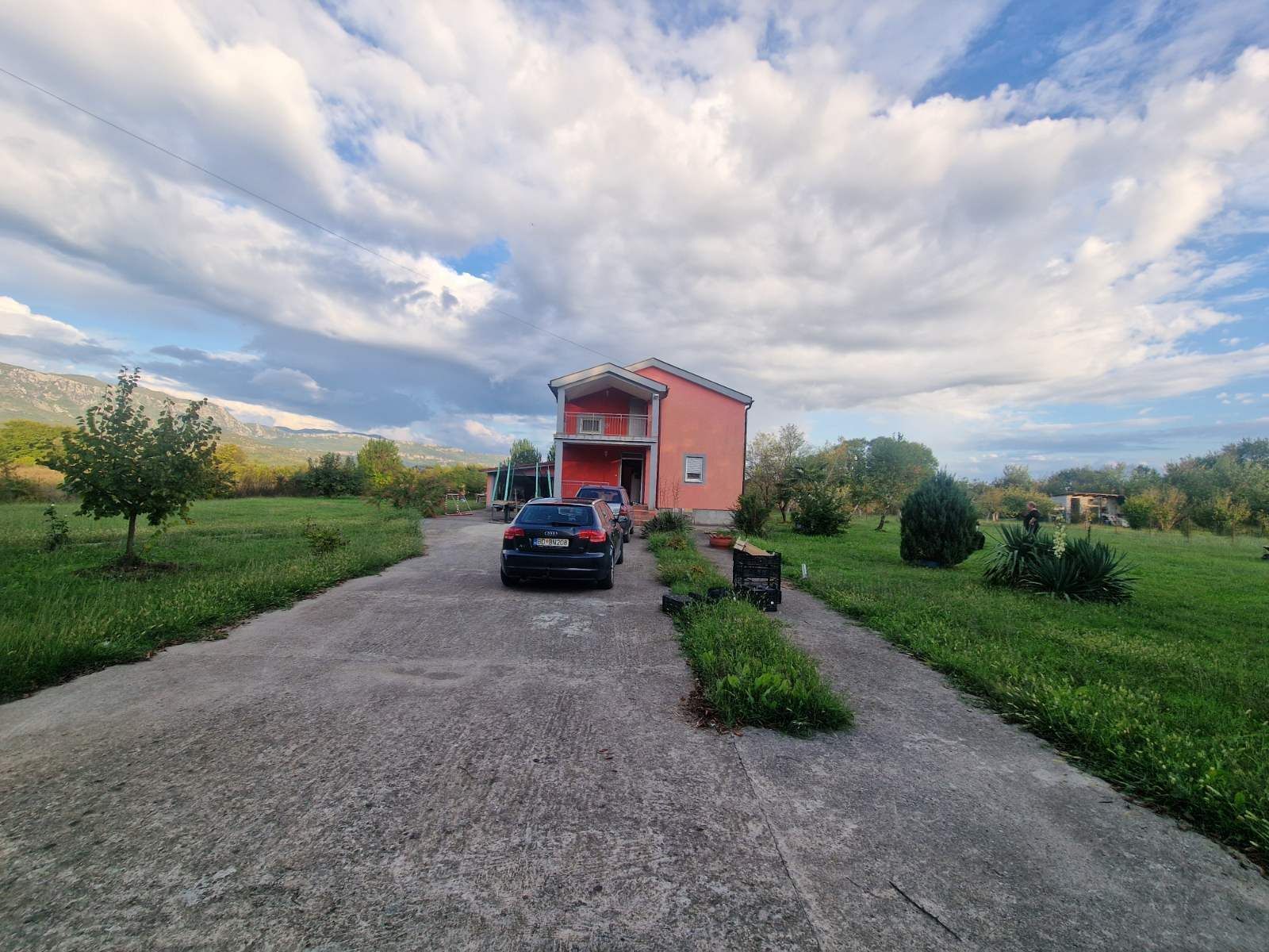 amforaproperty.com/Prostrana dvospratna kuća 240m² na placu od 3500m² u blizini Danilovgrada