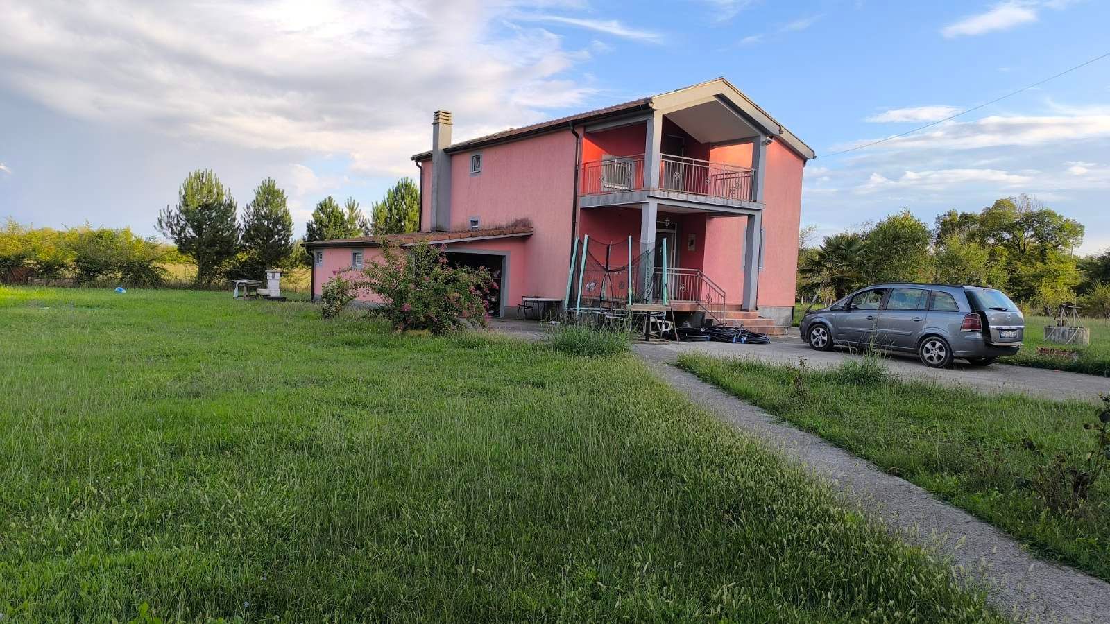 amforaproperty.com/Prostrana dvospratna kuća 240m² na placu od 3500m² u blizini Danilovgrada