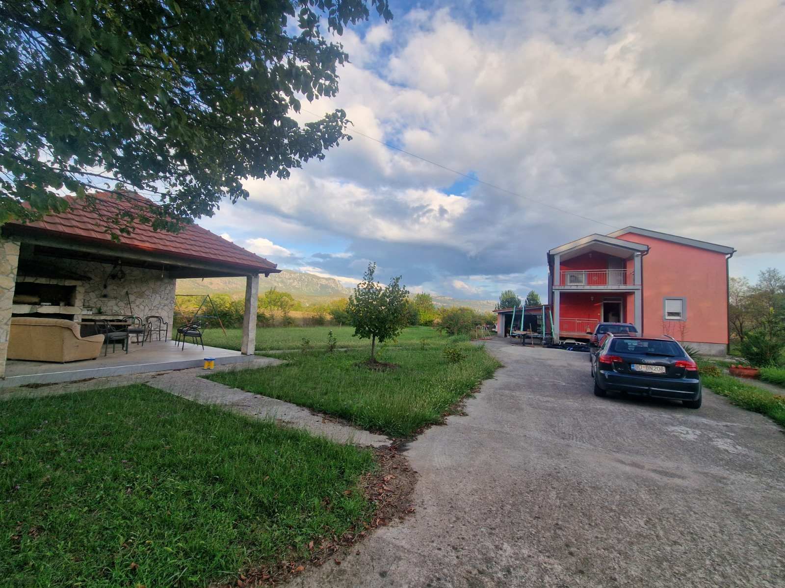 amforaproperty.com/Prostrana dvospratna kuća 240m² na placu od 3500m² u blizini Danilovgrada