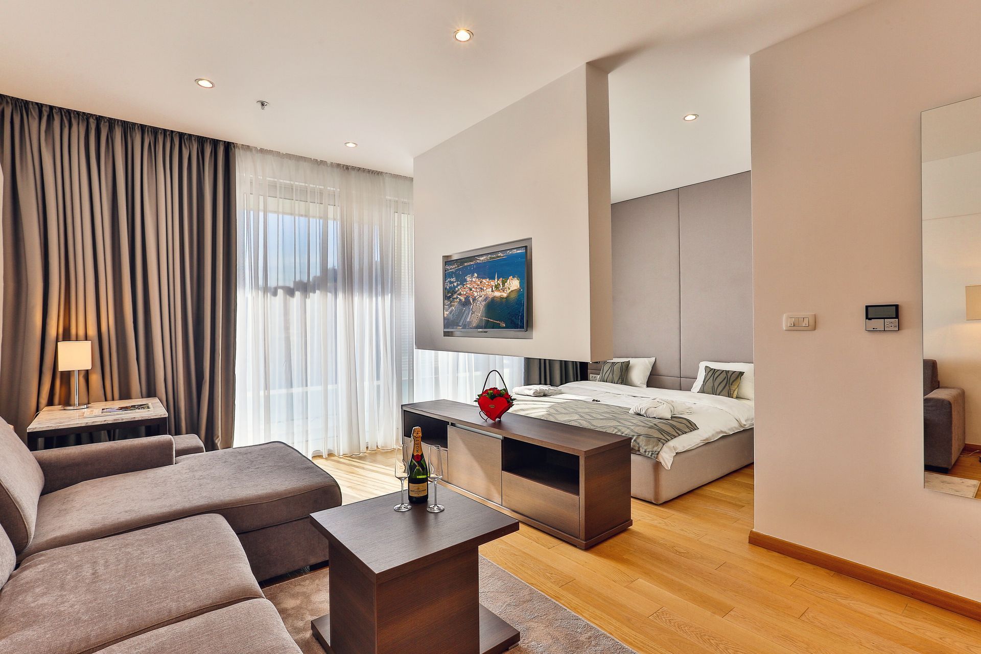 Luksuzan studio apartman sa pogledom na more u WOW zgradi na prvoj liniji mora u Budvi. (NA PERIOD DO 01.06.2027) - Amfora Real Estate