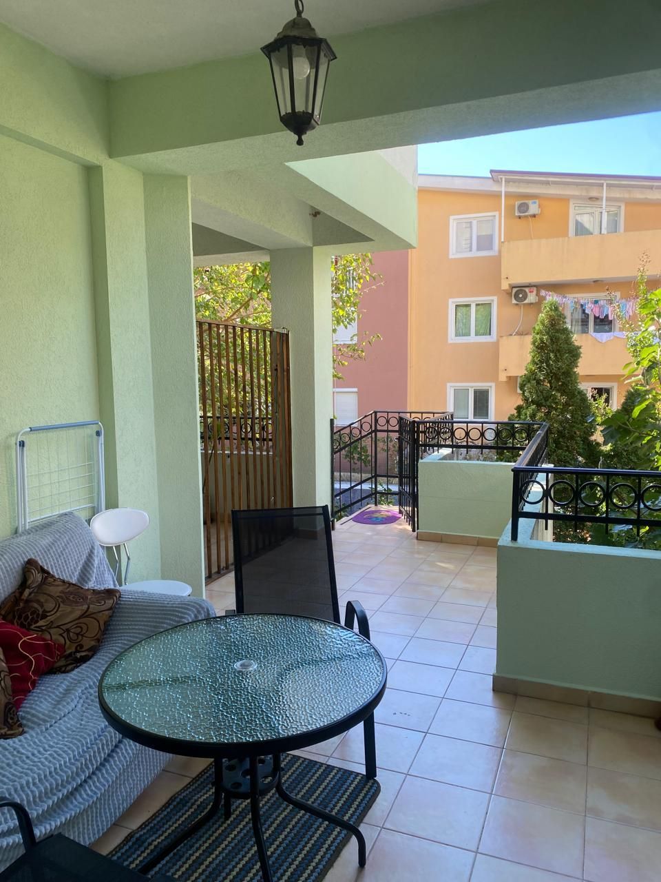 Budva, Lazi - Dvosoban stan u zgradi sa bazenom (MOGUCNOST PLACANJA U RUSIJI) - Amfora Real Estate