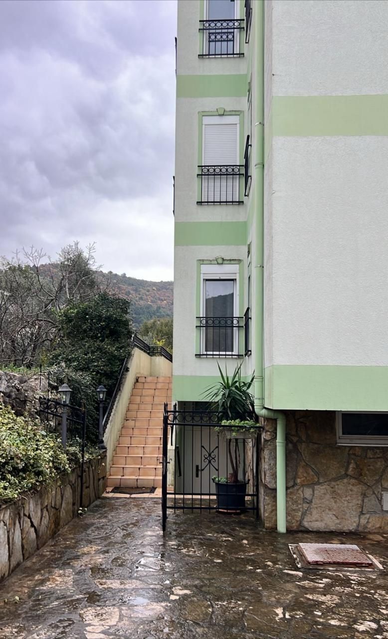 amforaproperty.com/Budva, Lazi - Dvosoban stan u zgradi sa bazenom (MOGUCNOST PLACANJA U RUSIJI)