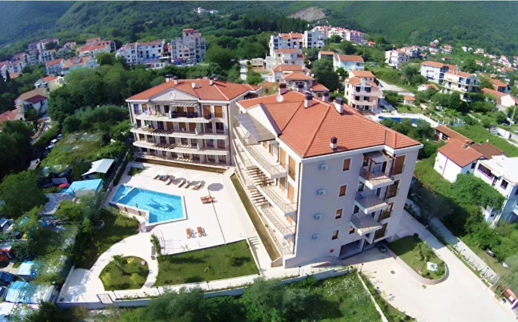 amforaproperty.com/Luksuzan Penthaus od 140 m² u Baošićima, Herceg Novi – 50 Metara od Mora, U Kompleksu sa Bazenom!