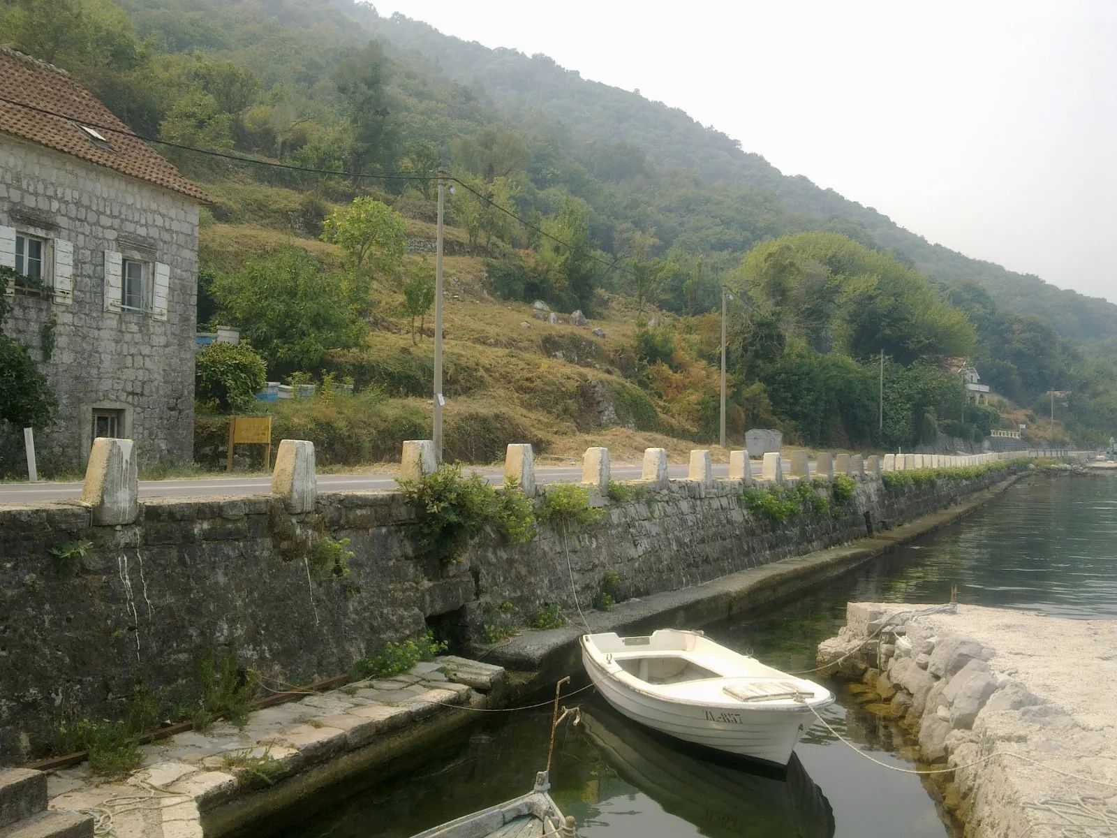 amforaproperty.com/Kotor, Kostanjica – Kamena kuća sa zemljištem od 12.443 m², prva linija do mora