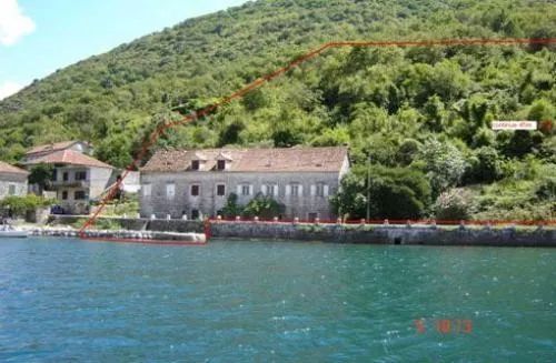 amforaproperty.com/Kotor, Kostanjica – Kamena kuća sa zemljištem od 12.443 m², prva linija do mora