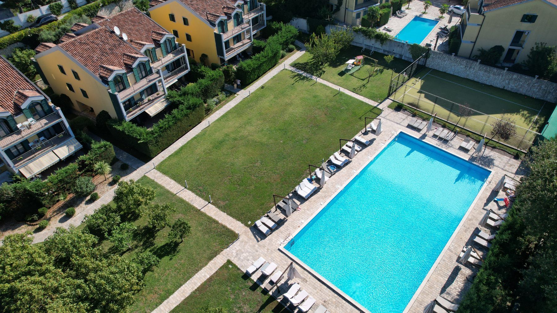 amforaproperty.com/Lastva Grbaljska, Budva-Trospratna kuća 176m2 u zatvorenom kompleksu sa bazenom i sportskim terenima