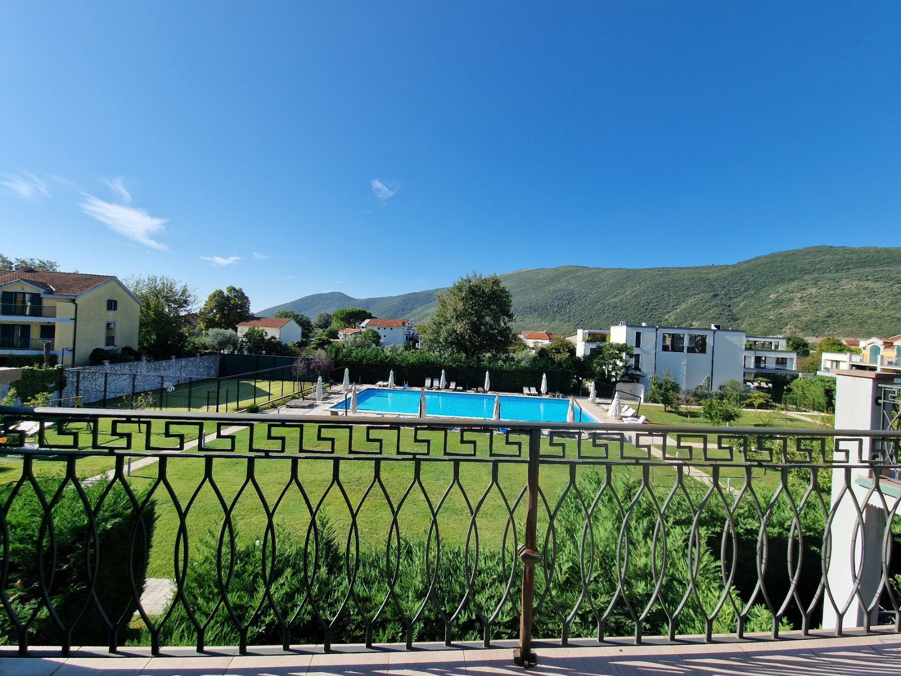 amforaproperty.com/Lastva Grbaljska, Budva-Trospratna kuća 176m2 u zatvorenom kompleksu sa bazenom i sportskim terenima