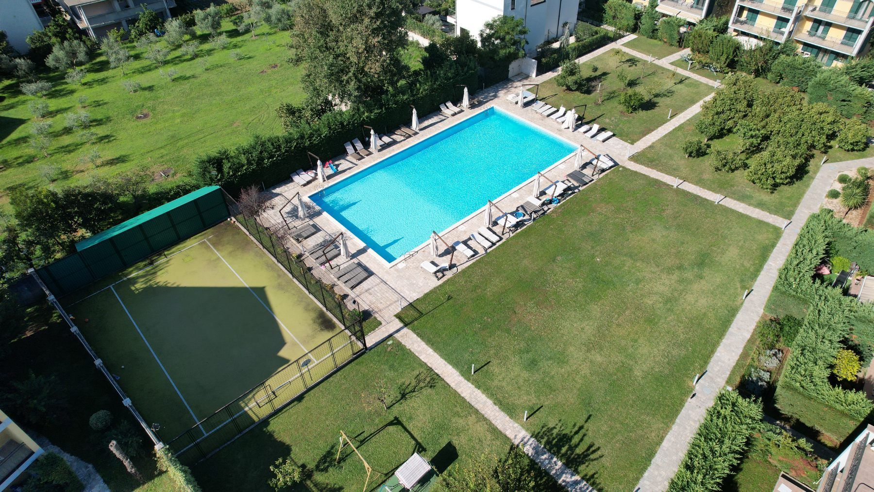 amforaproperty.com/Lastva Grbaljska, Budva-Trospratna kuća 176m2 u zatvorenom kompleksu sa bazenom i sportskim terenima