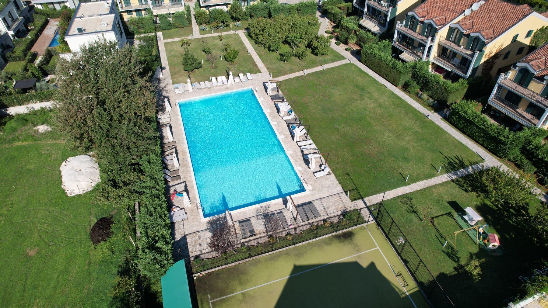 amforaproperty.com/Lastva Grbaljska, Budva-Trospratna kuća 176m2 u zatvorenom kompleksu sa bazenom i sportskim terenima