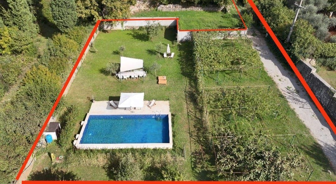 amforaproperty.com/Zemljište od 1300 m² sa bazenom na prodaju u Podgorici, Mareza