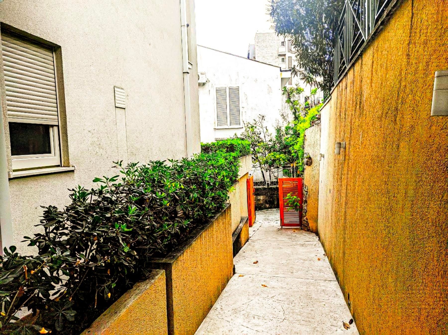 Dvosoban apartman sa garažnim mestom, 100 metara od mora - Gospostina, Budva (NA DUZI PERIOD) - Amfora Real Estate