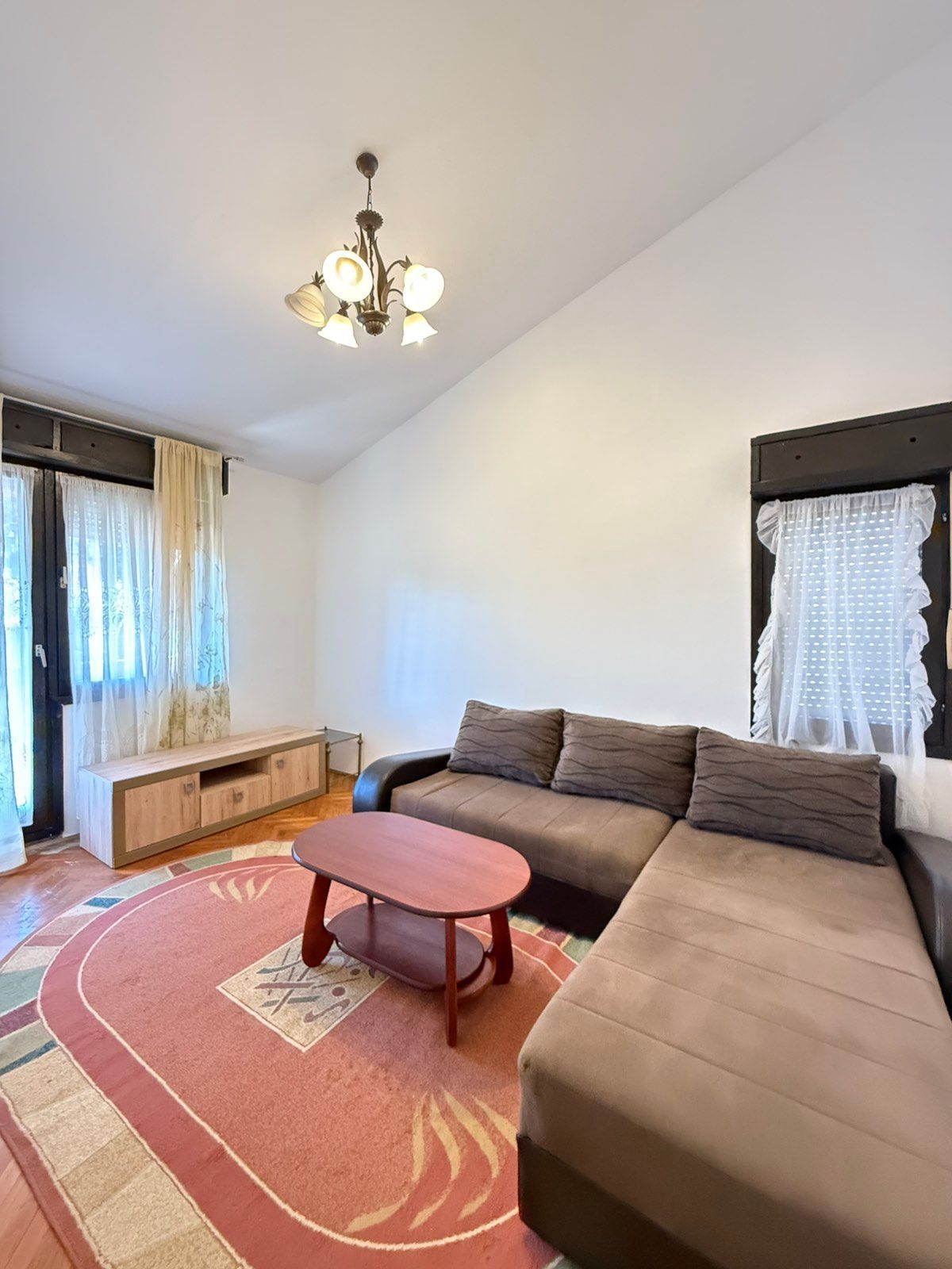 amfora/Prostran jednosoban apartman - Ceo sprat kuće, 80m², u centru Budve (Izdavanje na duži period)