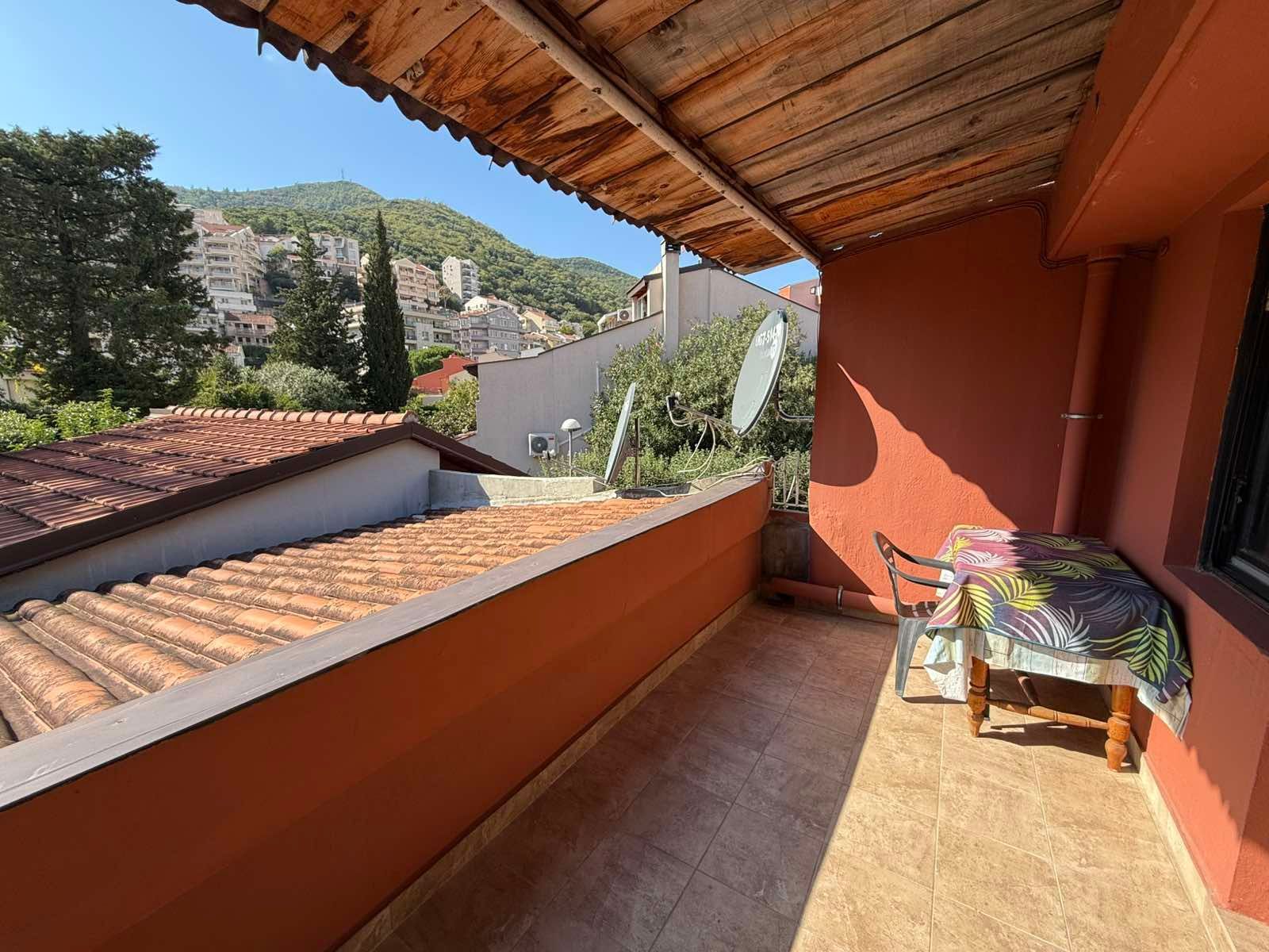 amforaproperty.com/Prostran jednosoban apartman - Ceo sprat kuće, 80m², u centru Budve (Izdavanje na duži period)