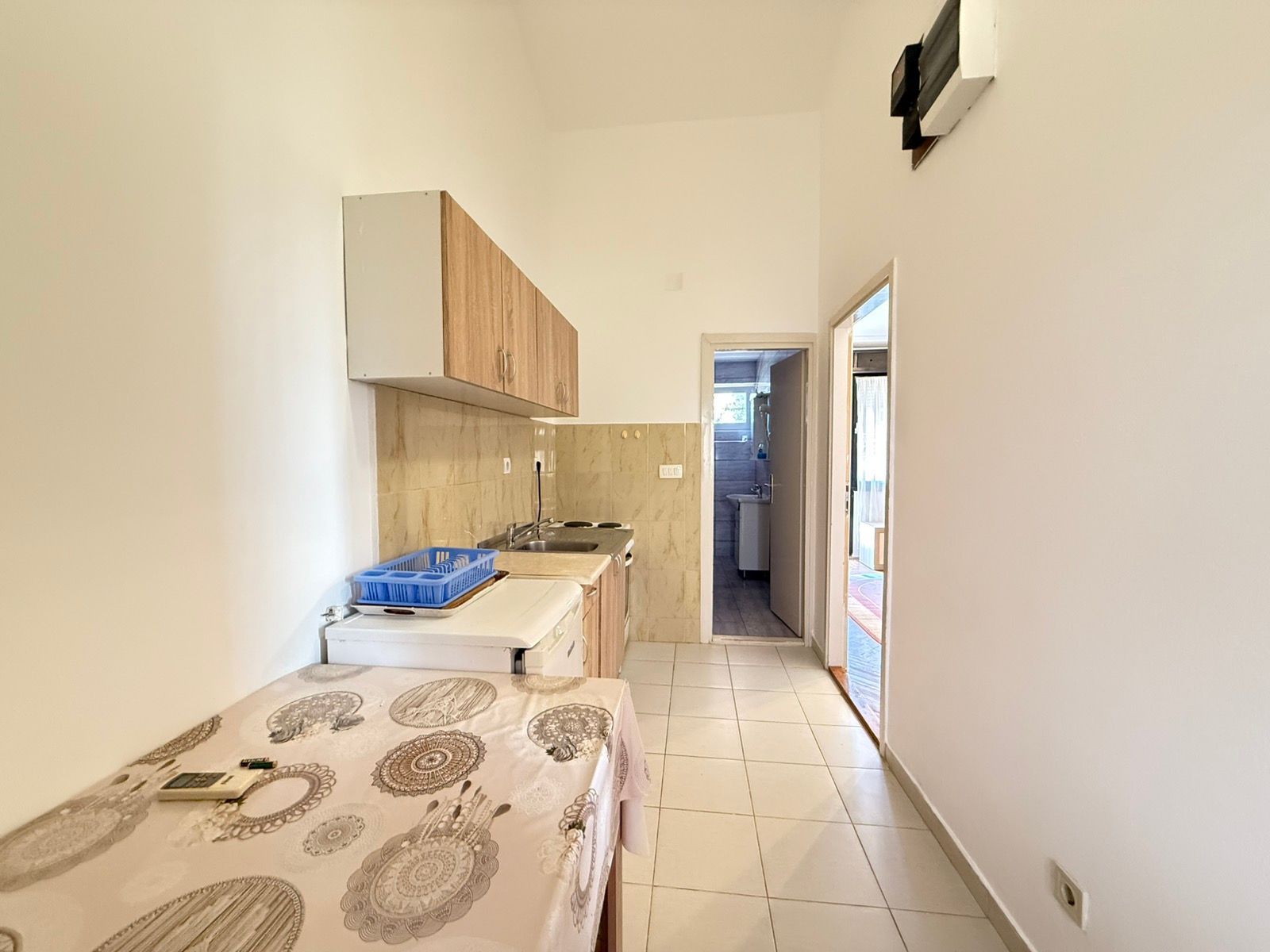 amforaproperty.com/Prostran jednosoban apartman - Ceo sprat kuće, 80m², u centru Budve (Izdavanje na duži period)