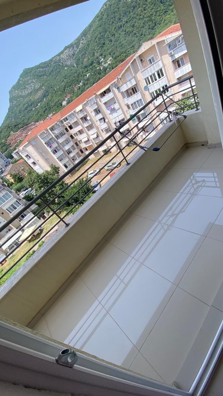 amforaproperty.com/Izdaje se dvosoban, potpuno namešten stan površine 92 m² u naselju Babilonija, Budva (na duzi period)