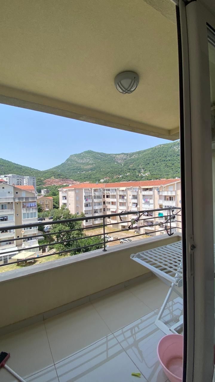 amforaproperty.com/Izdaje se dvosoban, potpuno namešten stan površine 92 m² u naselju Babilonija, Budva (na duzi period)