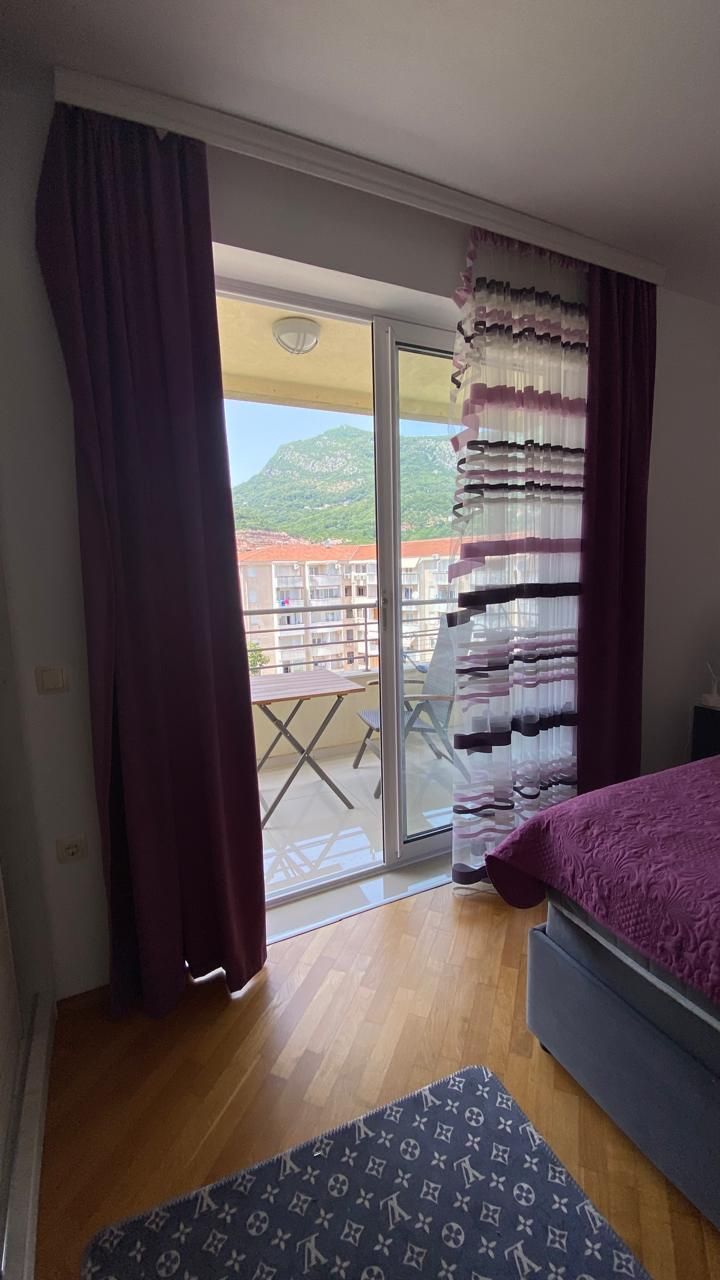 amforaproperty.com/Izdaje se dvosoban, potpuno namešten stan površine 92 m² u naselju Babilonija, Budva (na duzi period)