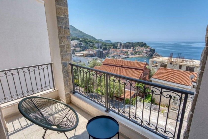 amforaproperty.com/Izdaje se moderno opremljen dvosoban stan sa spektakularnim pogledom na more, površine 55m2 u mestu Pržno, Budva