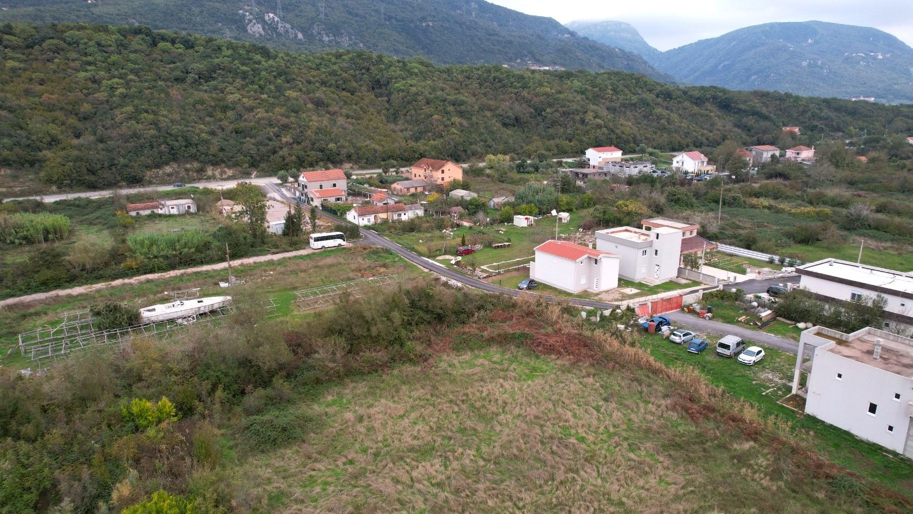 amforaproperty.com/Urbanizovan Plac 8.500m2 na Magistralnom Putu Budva-Tivat (Kovačko Polje)