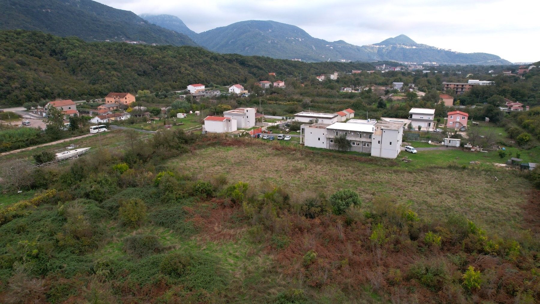 amforaproperty.com/Urbanizovan Plac 8.500m2 na Magistralnom Putu Budva-Tivat (Kovačko Polje)