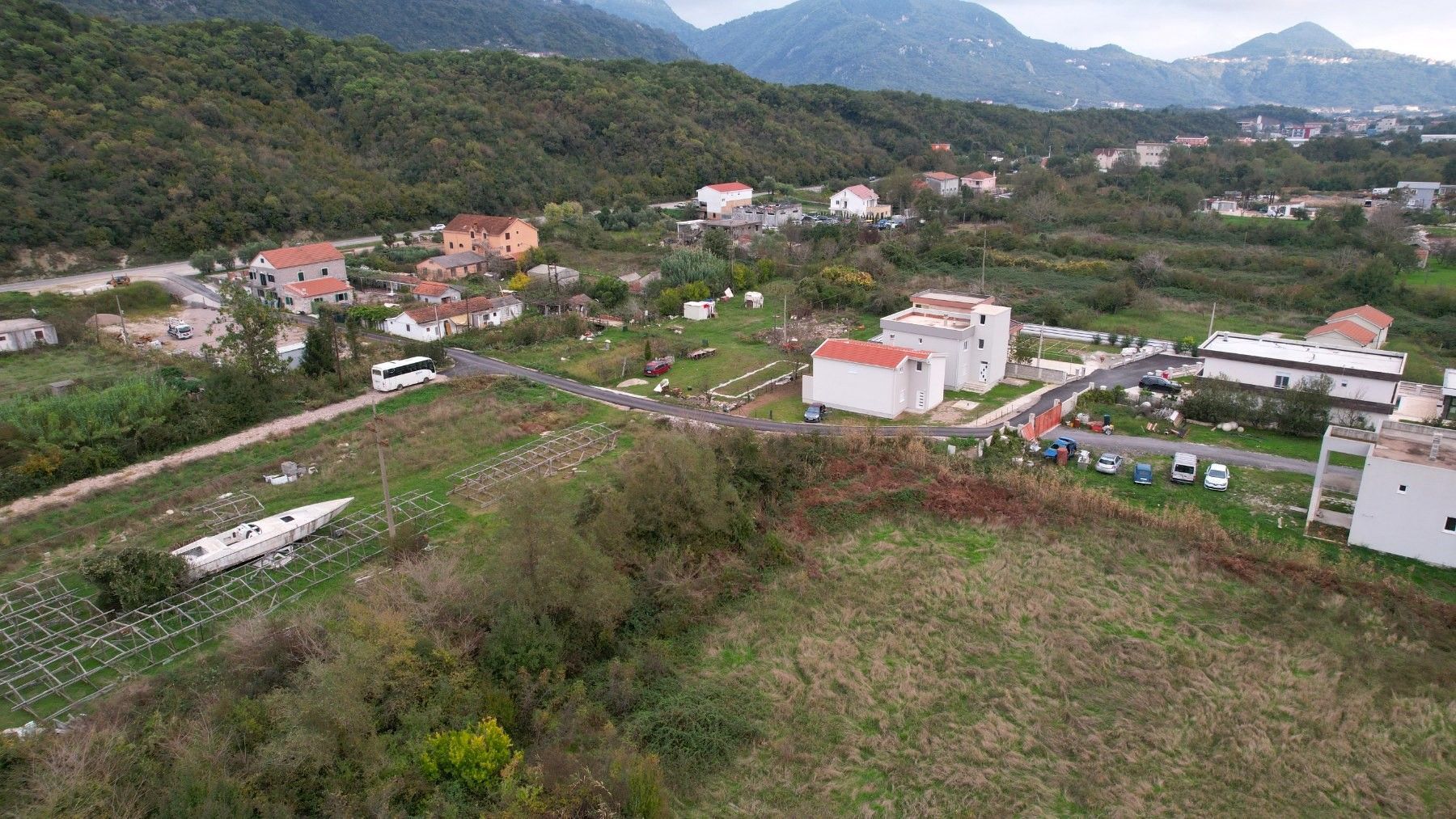 amforaproperty.com/Urbanizovan Plac 8.500m2 na Magistralnom Putu Budva-Tivat (Kovačko Polje)