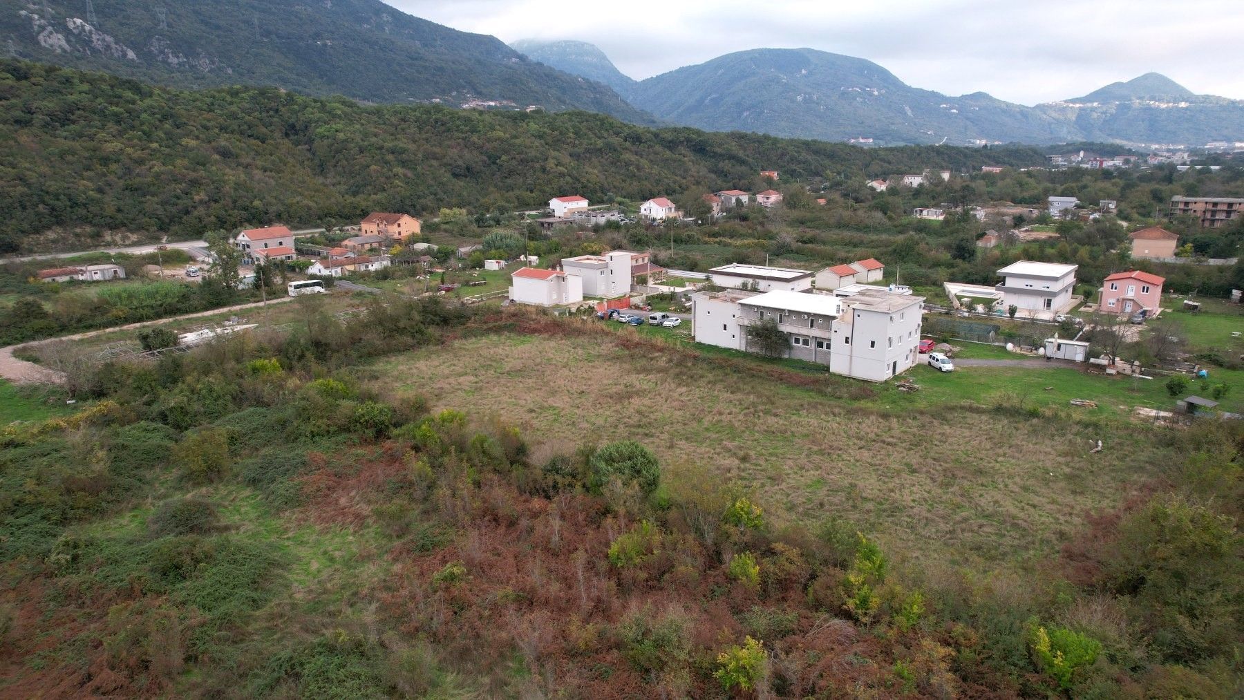 amforaproperty.com/Urbanizovan Plac 8.500m2 na Magistralnom Putu Budva-Tivat (Kovačko Polje)