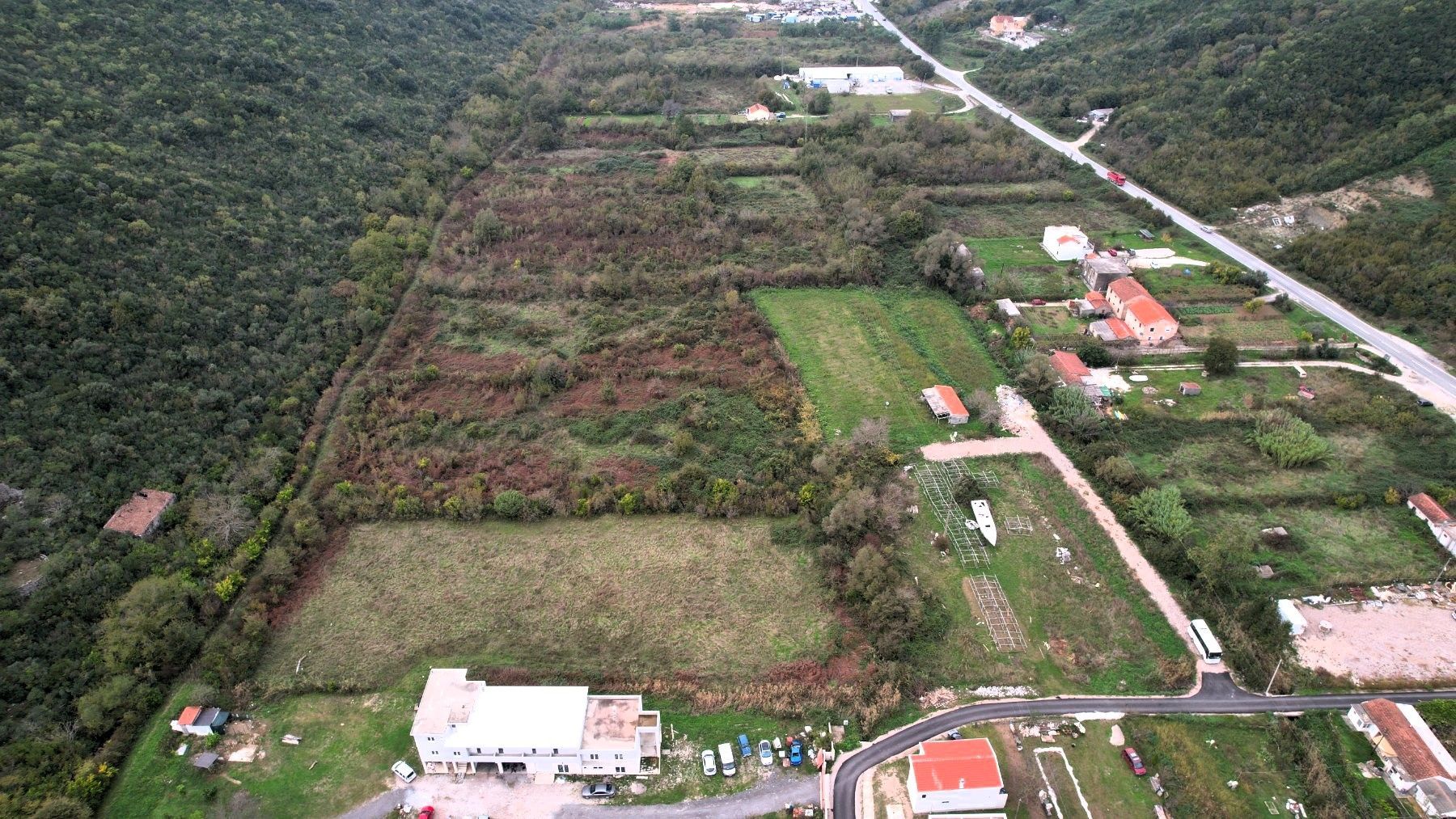 amforaproperty.com/Urbanizovan Plac 8.500m2 na Magistralnom Putu Budva-Tivat (Kovačko Polje)