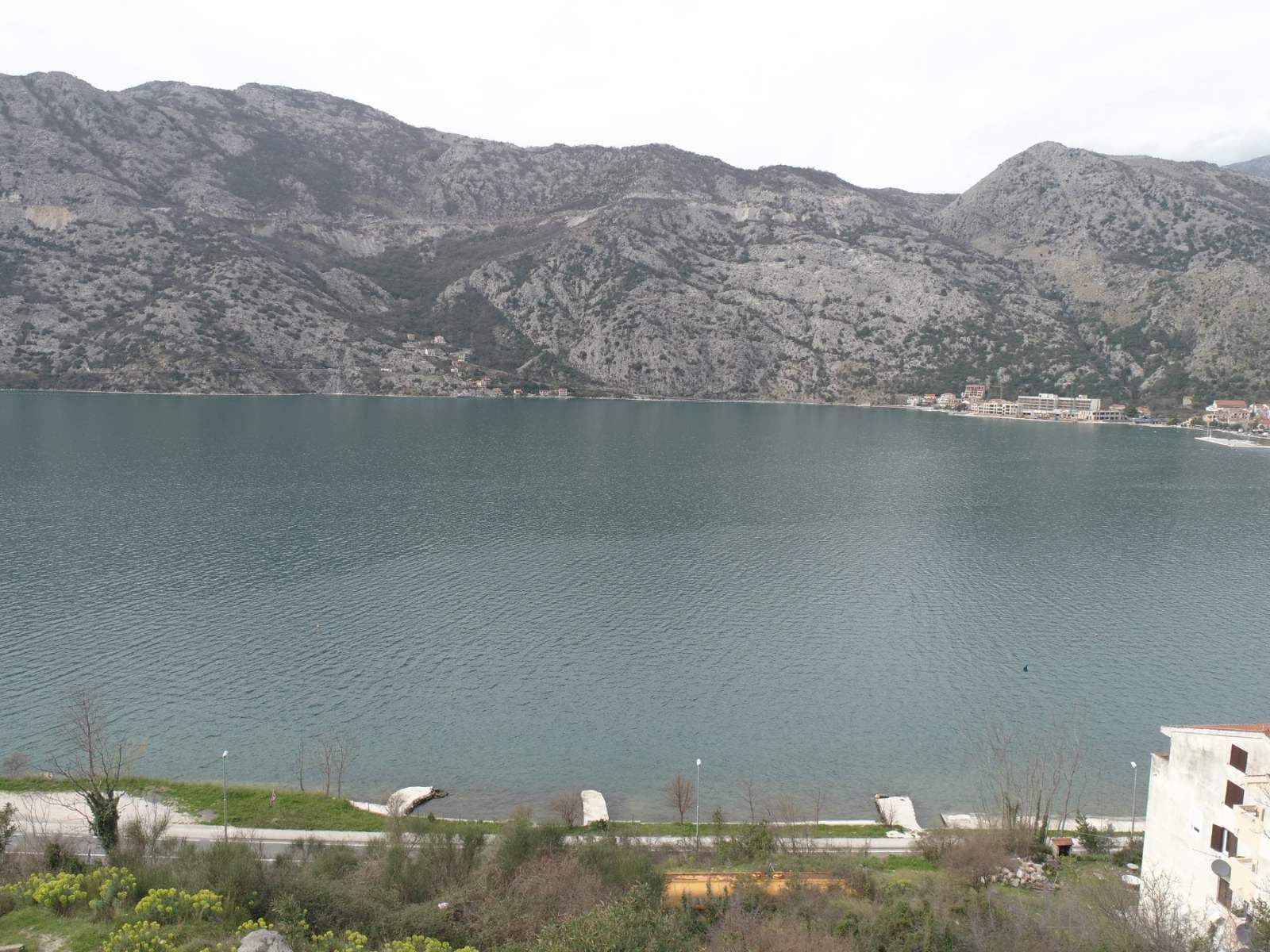 amforaproperty.com/Ekskluzivna Ponuda-Atraktivan Plac 2.200m2 na Prvoj Liniji do Mora u Risnu, Kotor