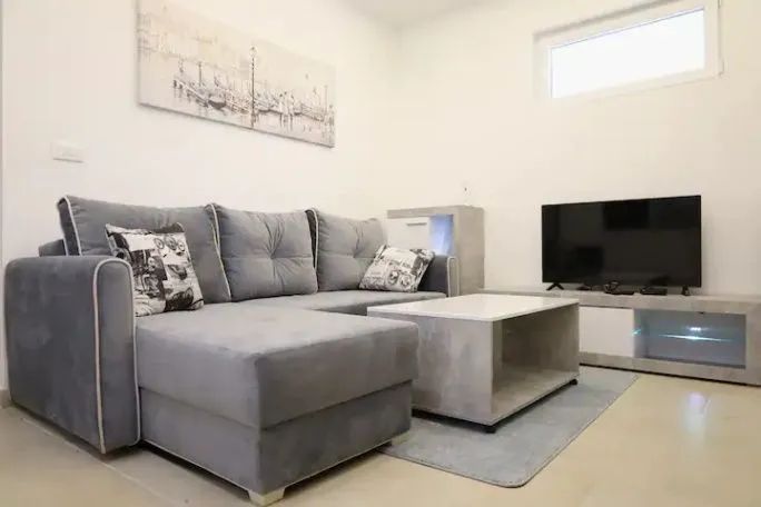 amforaproperty.com/Izdaje se moderno opremljen jednosoban stan u Seljanovu, Tivat – Dostupno do maja 2024