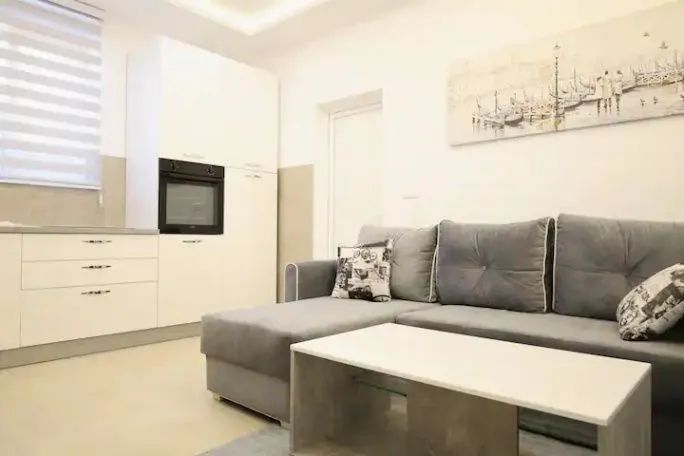 amforaproperty.com/Izdaje se moderno opremljen jednosoban stan u Seljanovu, Tivat – Dostupno do maja 2024