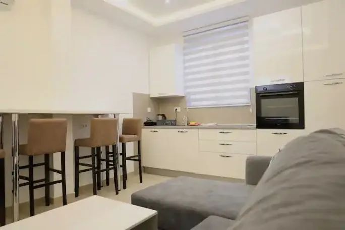 amforaproperty.com/Izdaje se moderno opremljen jednosoban stan u Seljanovu, Tivat – Dostupno do maja 2024
