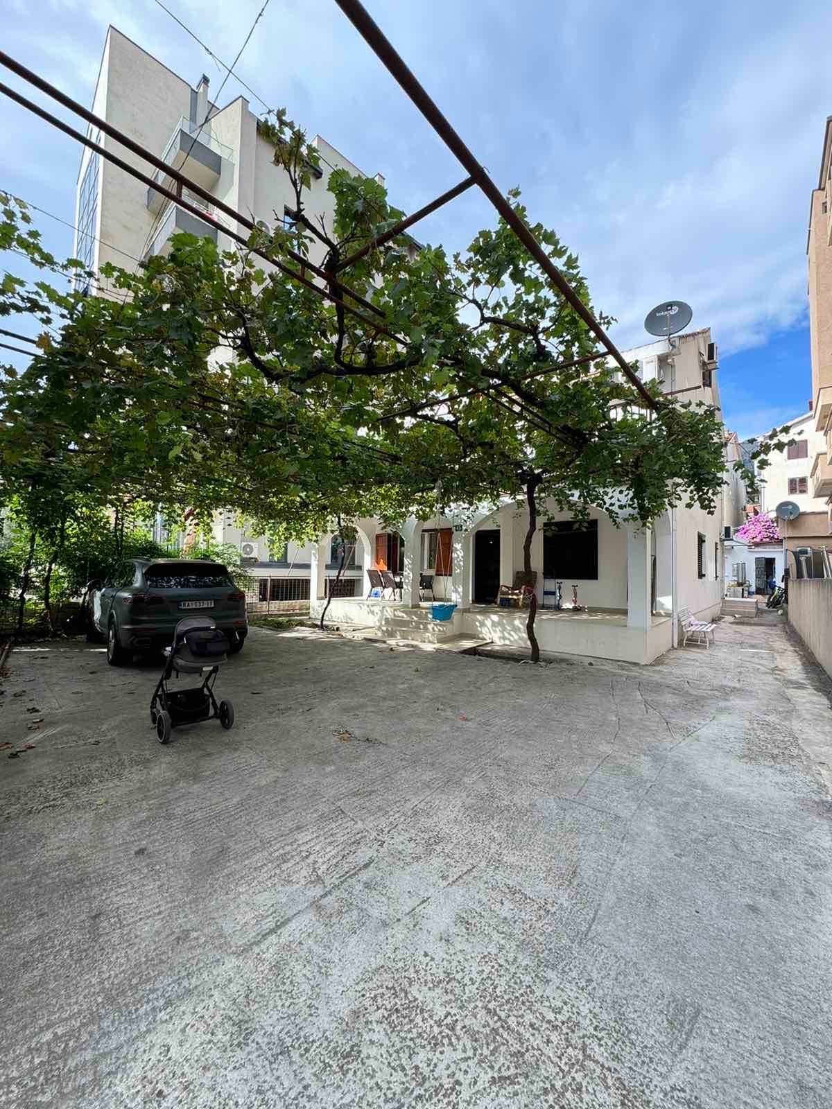 amforaproperty.com/Dvosoban namesten stan u prizemlju kuce, povrsine 70m² (Na period do 1.06.2025)