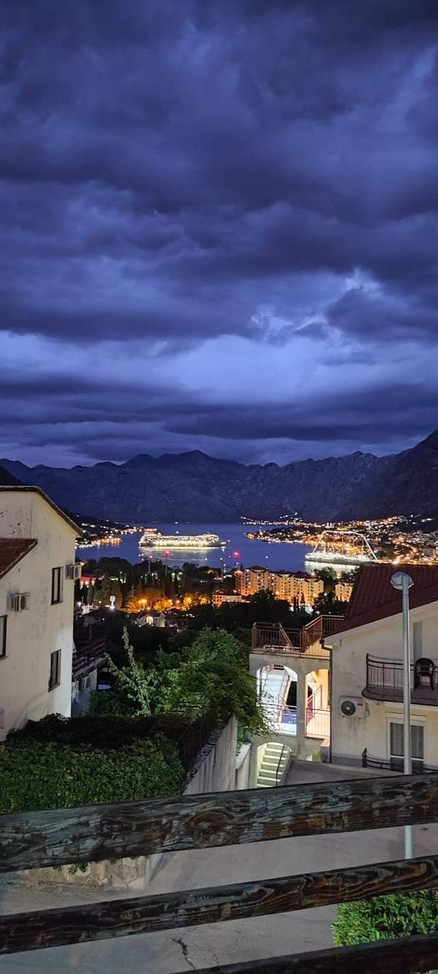 amforaproperty.com/Izdavanje,Kotor-Dvosoban stan sa parking mestom i pogledom na more (na duzi period)