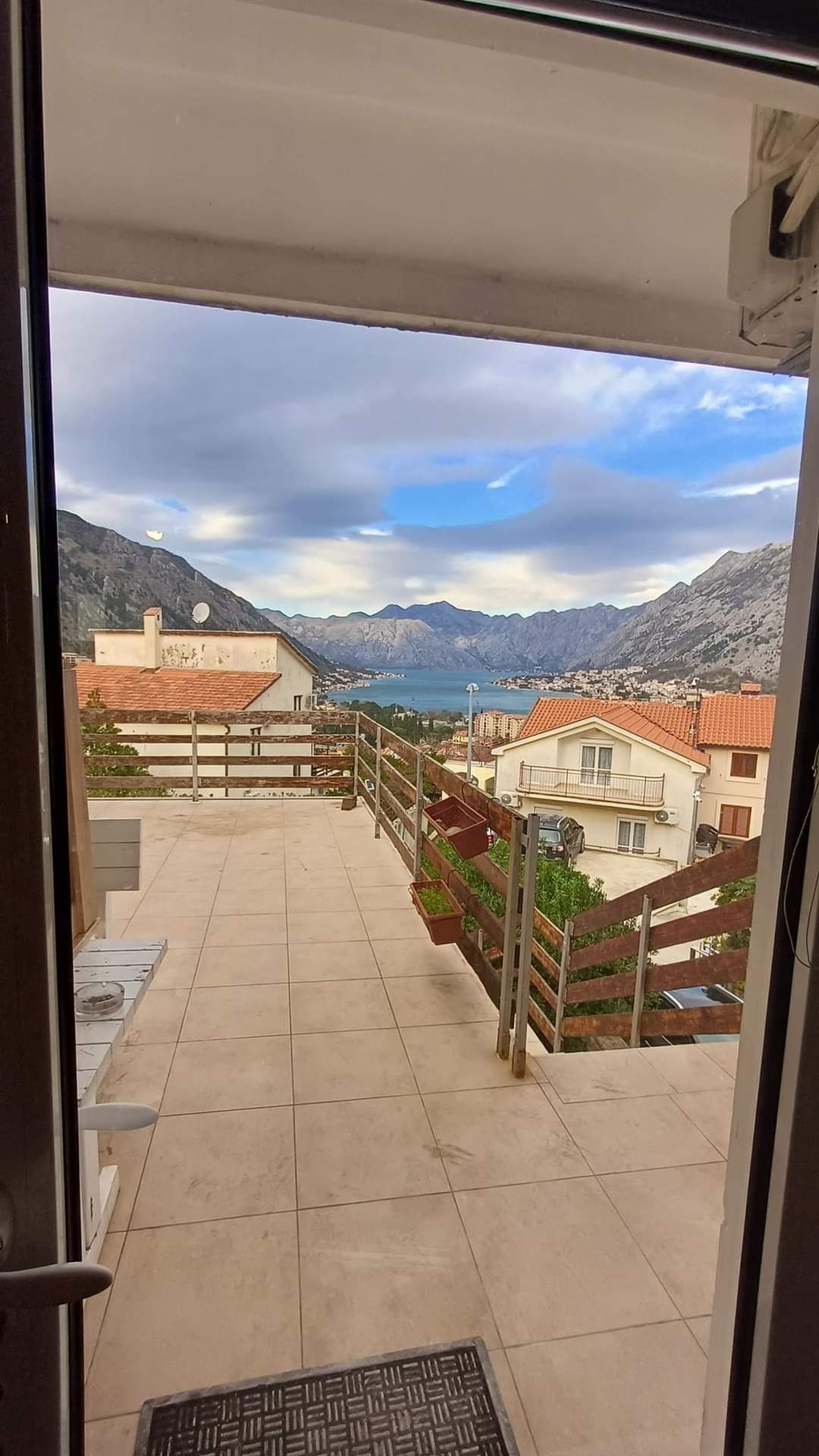 amforaproperty.com/Izdavanje,Kotor-Dvosoban stan sa parking mestom i pogledom na more (na duzi period)