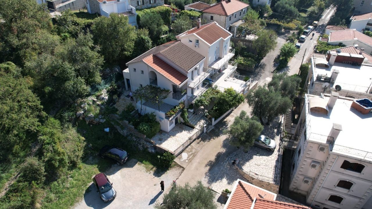 amforaproperty.com/Na prodaju kuća apartmanskog tipa 179 m² sa pogledom na more, Petrovac