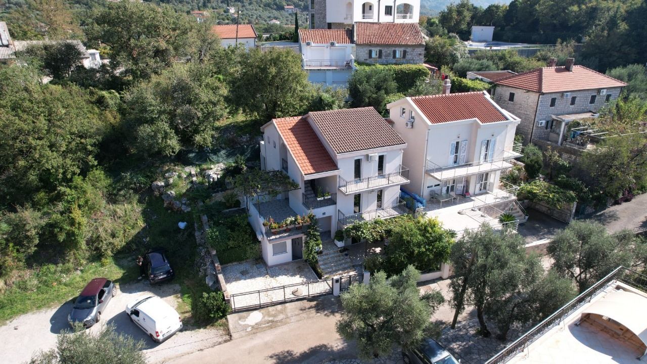 amforaproperty.com/Na prodaju kuća apartmanskog tipa 179 m² sa pogledom na more, Petrovac