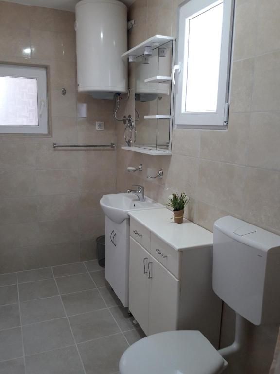 amforaproperty.com/Na prodaju kuća apartmanskog tipa 179 m² sa pogledom na more, Petrovac