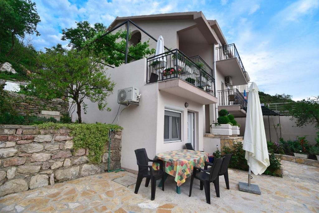 amforaproperty.com/Na prodaju kuća apartmanskog tipa 179 m² sa pogledom na more, Petrovac