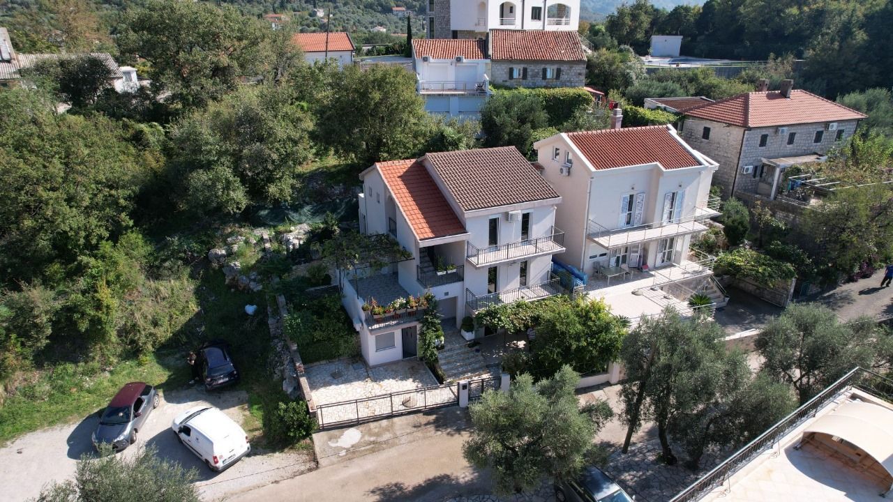 amforaproperty.com/Na prodaju kuća apartmanskog tipa 179 m² sa pogledom na more, Petrovac