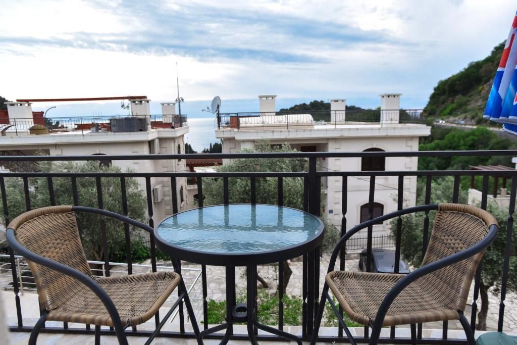 amforaproperty.com/Na prodaju kuća apartmanskog tipa 179 m² sa pogledom na more, Petrovac