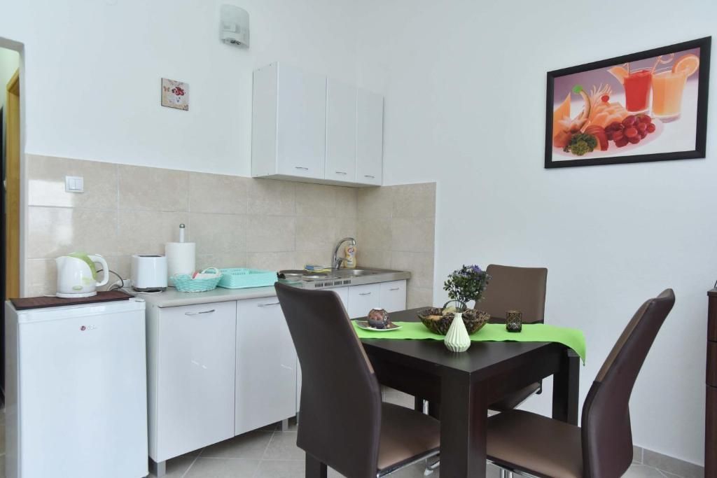 amforaproperty.com/Na prodaju kuća apartmanskog tipa 179 m² sa pogledom na more, Petrovac