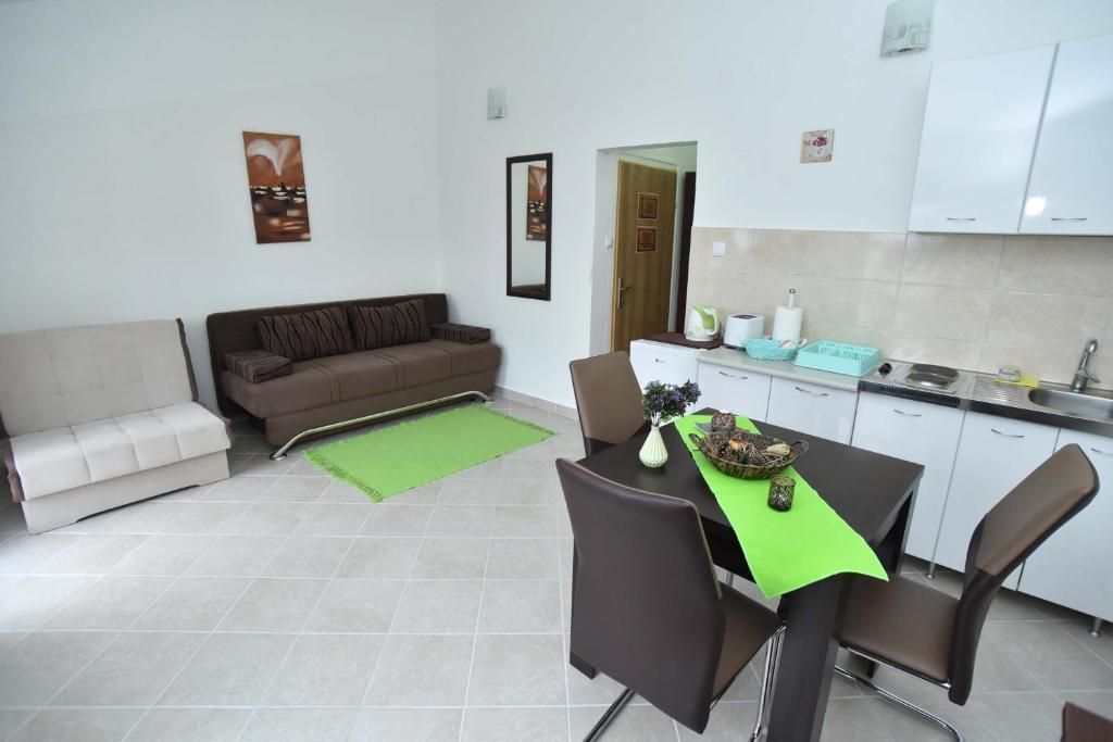 amforaproperty.com/Na prodaju kuća apartmanskog tipa 179 m² sa pogledom na more, Petrovac