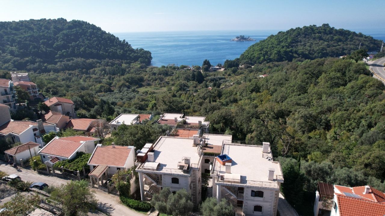 amforaproperty.com/Na prodaju kuća apartmanskog tipa 179 m² sa pogledom na more, Petrovac