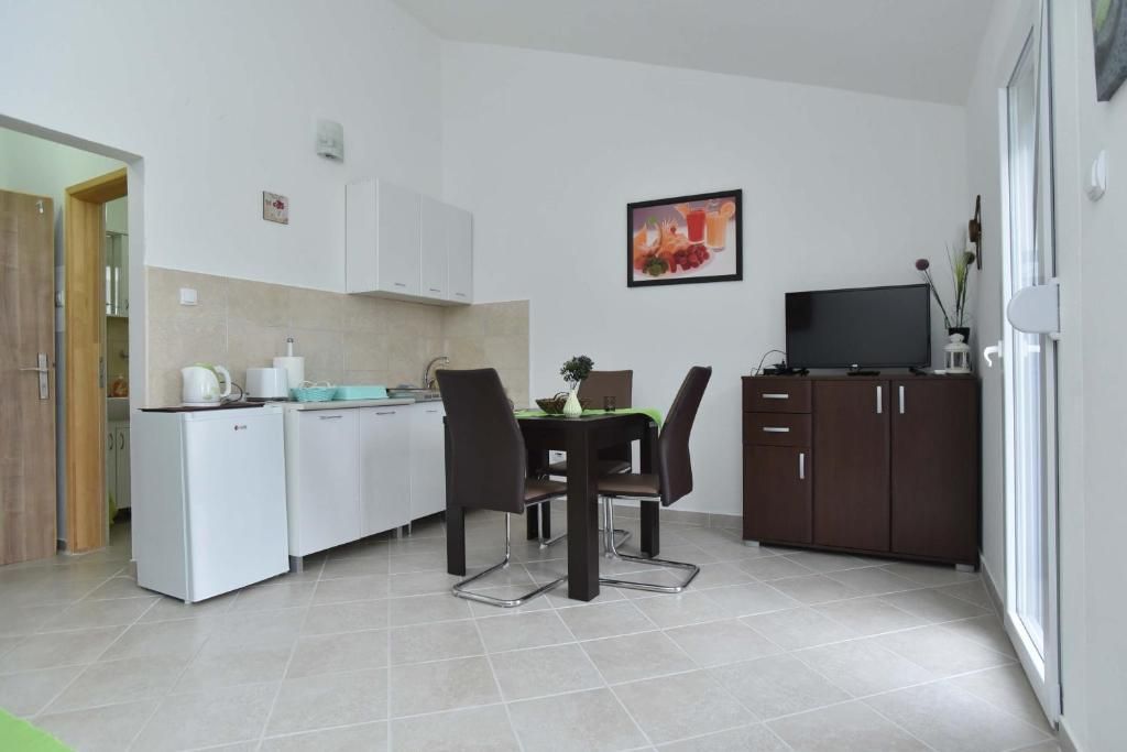 amforaproperty.com/Na prodaju kuća apartmanskog tipa 179 m² sa pogledom na more, Petrovac