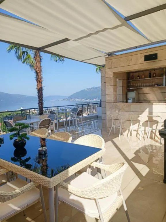 amforaproperty.com/Tivat-Luksuzan jednosoban stan 50m2 sa pogledom na more,krovnim bazenom i garaznim mestom