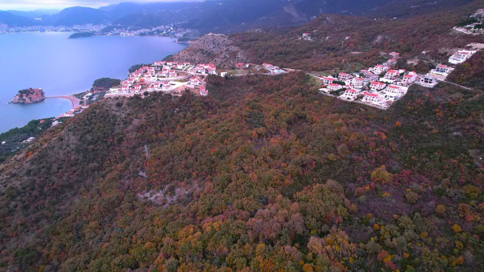 amforaproperty.com/Urbanizovani plac 1185m2 sa pogledom na more u Tudorovićima