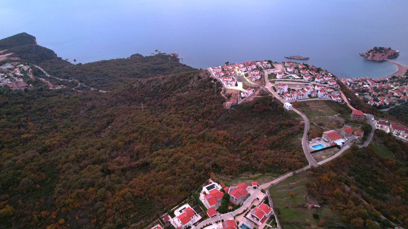 amforaproperty.com/Urbanizovani plac 1185m2 sa pogledom na more u Tudorovićima