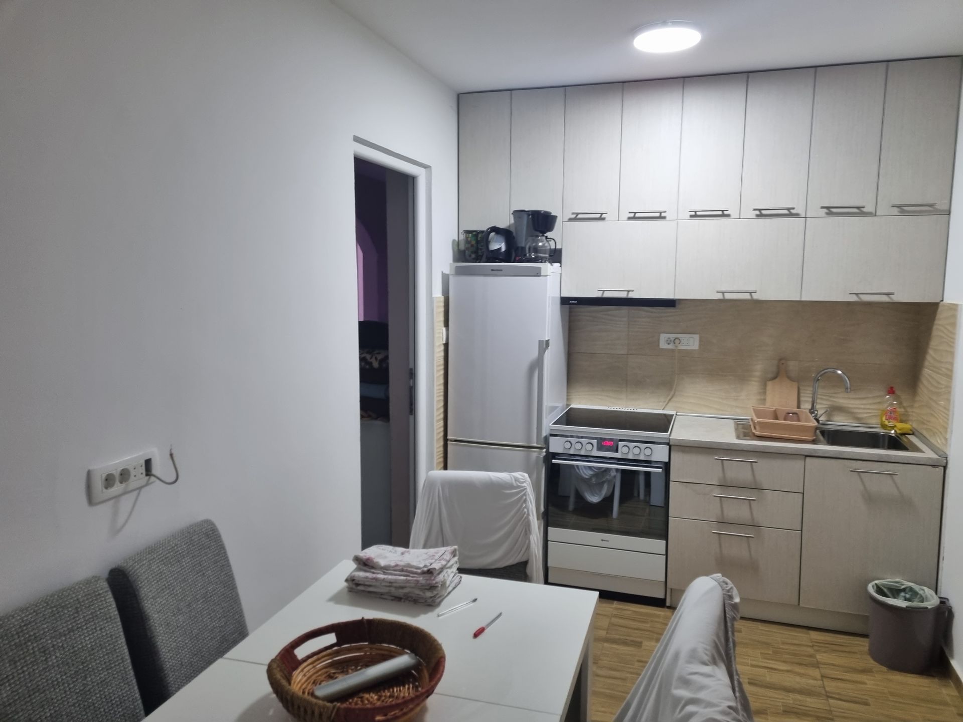 amforaproperty.com/Prostrana Kuća sa 11 Apartmana u Bečićima (na duzi period)