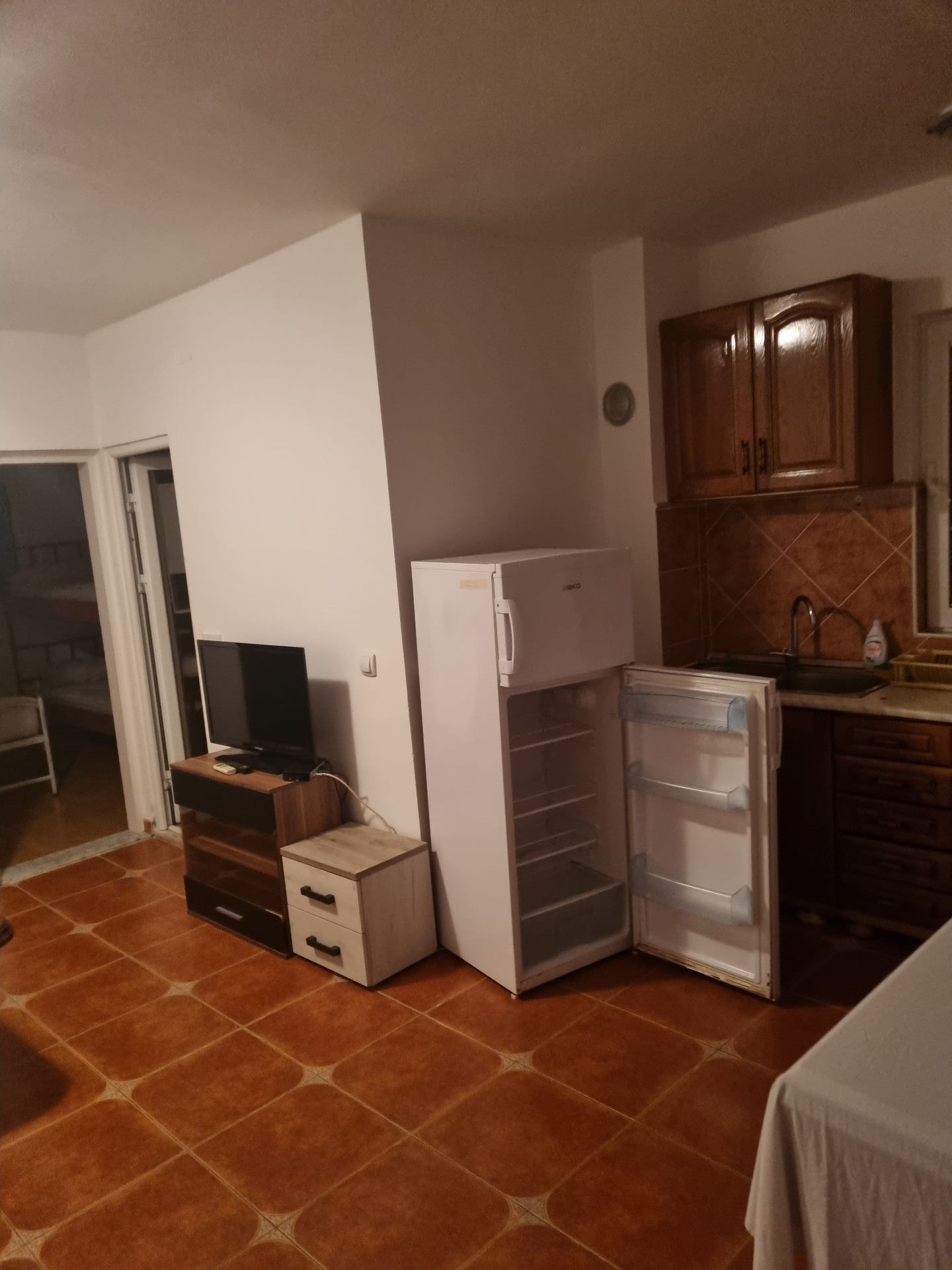 amforaproperty.com/Prostrana Kuća sa 11 Apartmana u Bečićima (na duzi period)